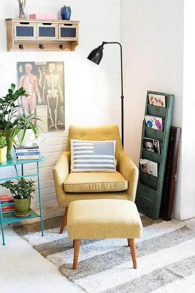 decoração cantinho da leitura com luminária de chão preta e poltrona amarela Foto Best Home Chair Decoration