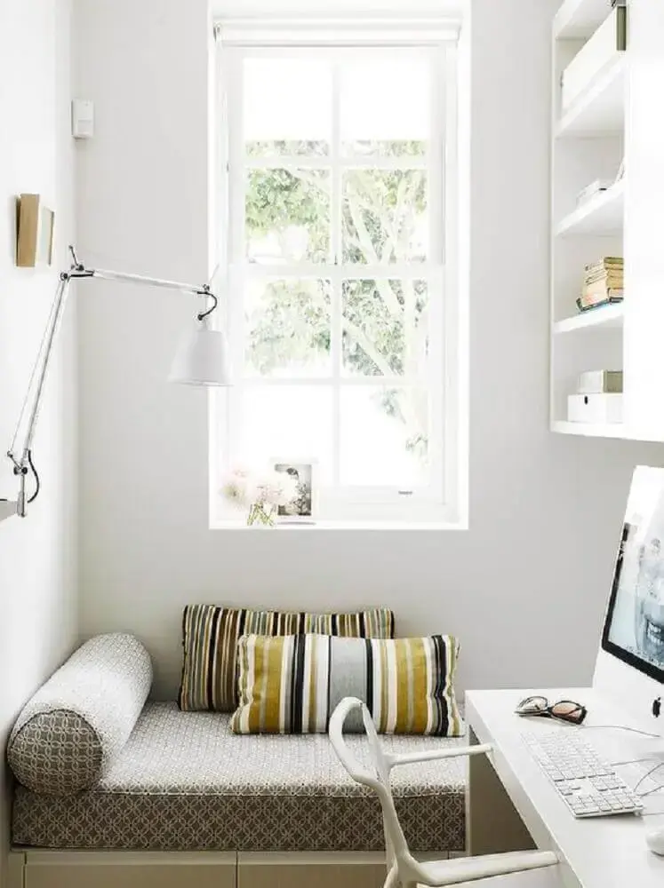 decoração clean para cantinho da leitura com prateleiras e luminária branca de parede Foto Decorpad