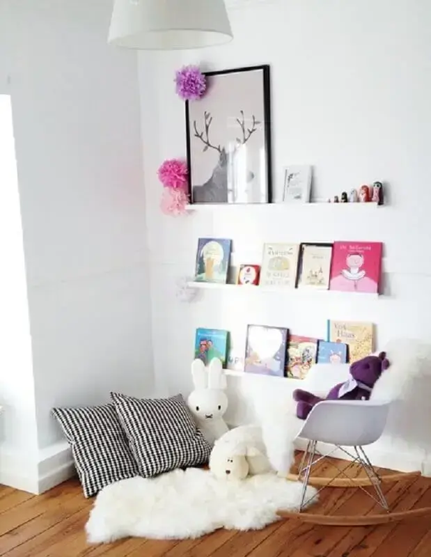 decoração clean para cantinho da leitura infantil com cadeira de balanço e prateleiras baixas Foto Mako