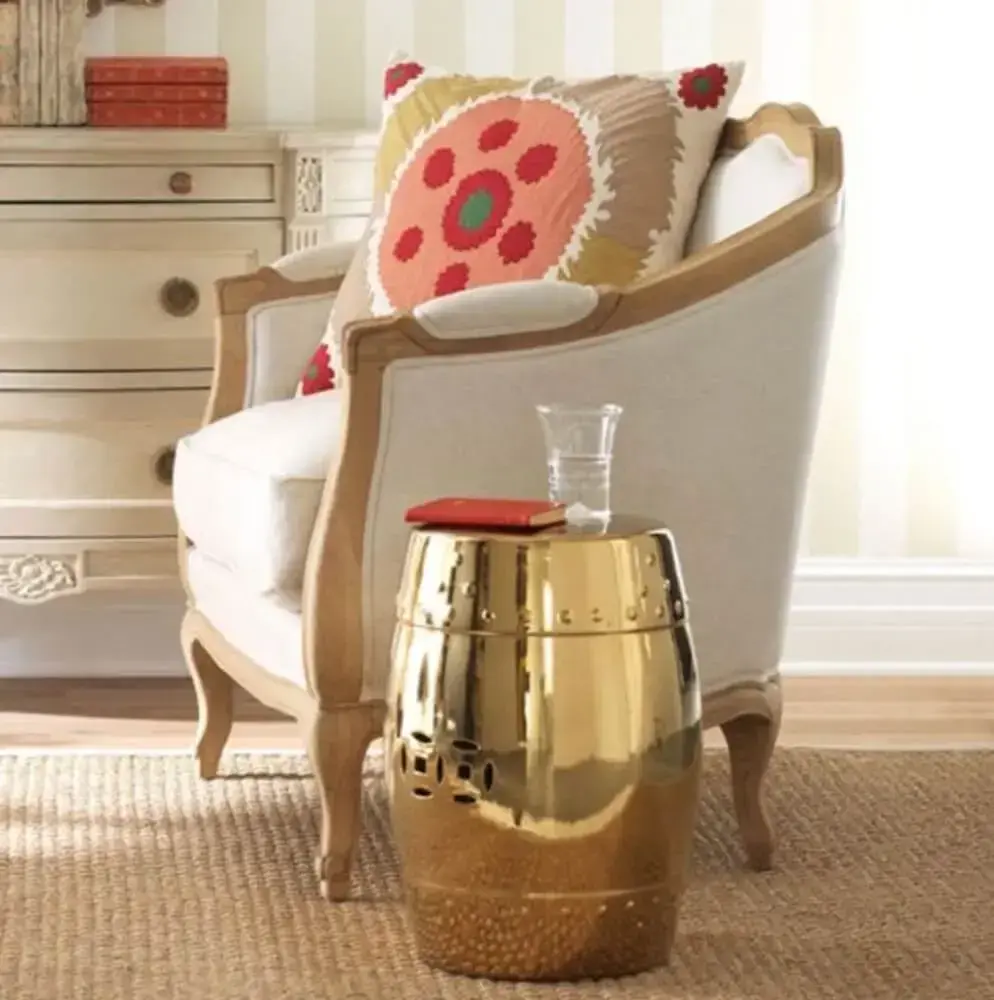 decoração com poltrona e garden seat dourado para cantinho da leitura Foto Living Fit Lifestyle