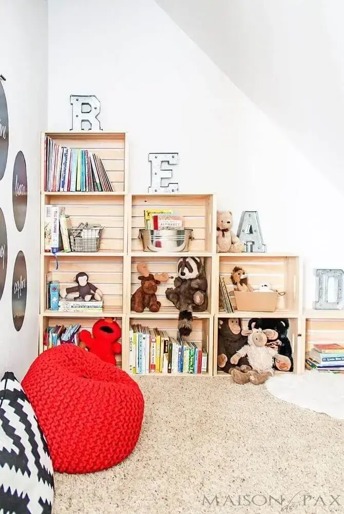 decoração de cantinho da leitura infantil com puff e caixotes de madeira Foto Pinterest