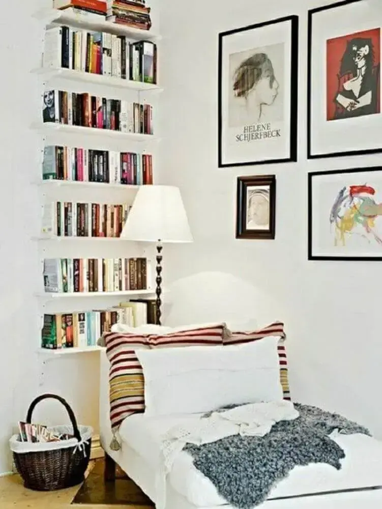 decoração para cantinho da leitura com quadros e prateleiras de livros Foto Pinterest