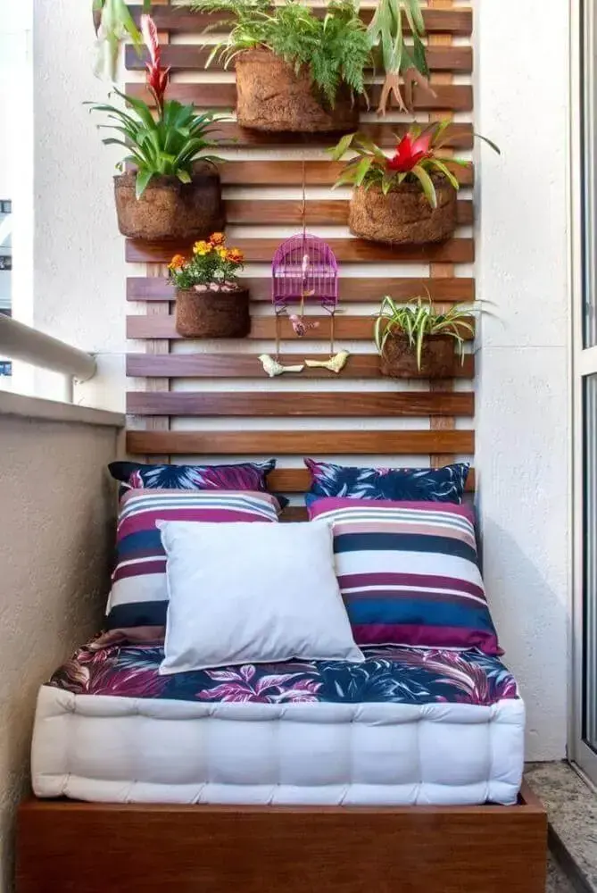 decoração para cantinho da leitura na varanda com jardim vertical Foto Milena Aguiar