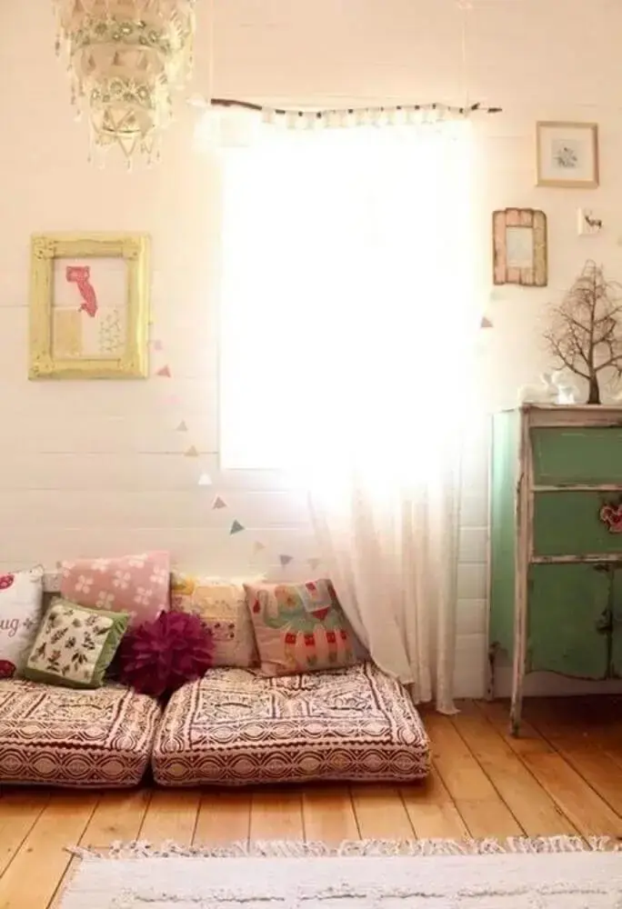 decoração simples para cantinho da leitura com futon Foto Pinterest