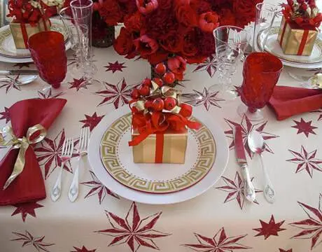 mesa de natal com decoração vermelha