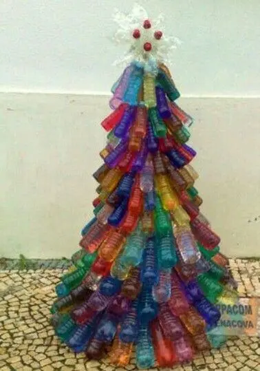 Árvore de natal de garrafa PET coloridas Foto de Pinterest