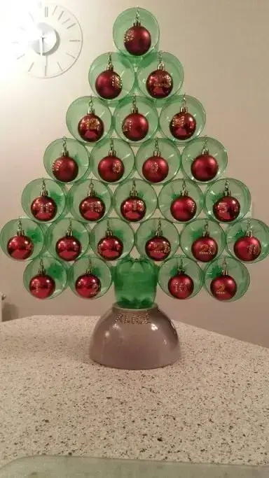 Árvore de natal de garrafa PET com bolas de natal vermelhas Foto de Pinterest
