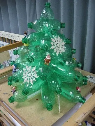 Árvore de natal de garrafa PET com enfeites natalinos Foto de Decoração e Projetos