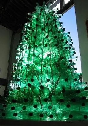 Árvore de natal de garrafa PET com luz interna Foto de Assarte