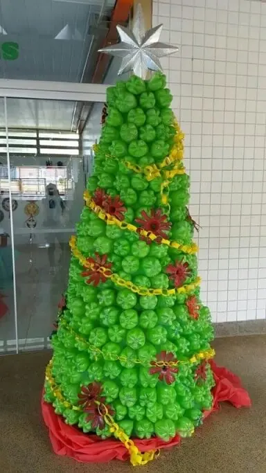 Árvore de natal de garrafa PET verde com decorações de plástico Foto de Pinterest
