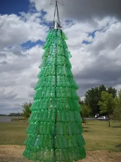 Árvore de natal de garrafa PET verde com estrela Foto de Ecologia Hoy