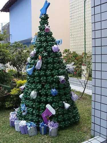 Árvore de natal de garrafa PET verde escura com enfeites feitos também de garrafas Foto de Dicas para Decoração de Natal