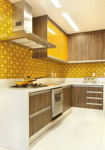13985-balcão de cozinha branco com paredes amarelas