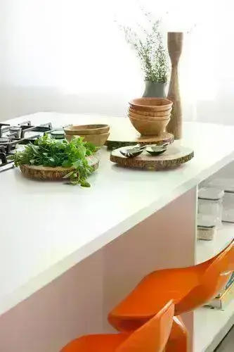 Balcão de cozinha na cor branca com fogão cooktop