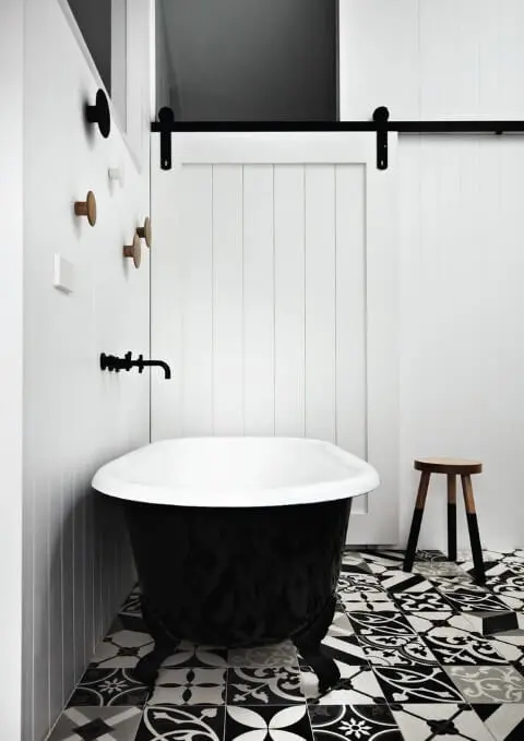 Cerâmica para banheiro com estampa preto e branco