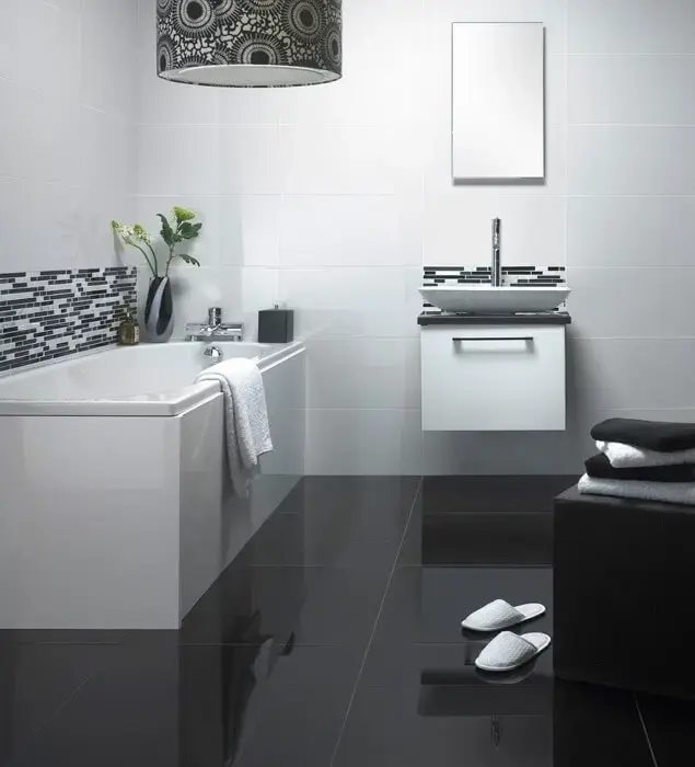 Cerâmica para banheiro preto no chão e branco na parede