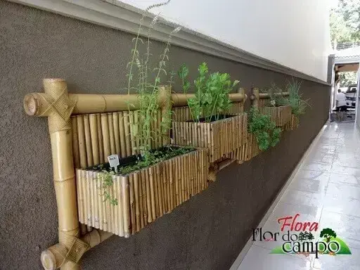 Horta vertical com treliça de bambu Projeto de Flora Flor do Campo Pedras e Paisagismo