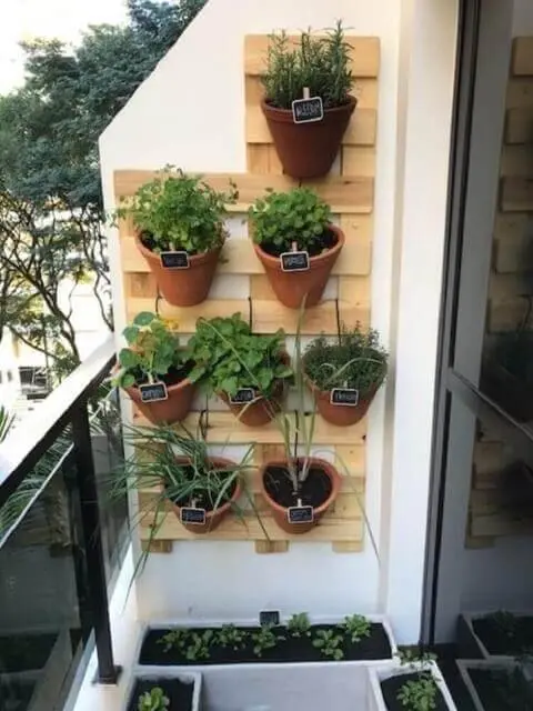 Horta vertical com vasos de cerâmica Foto de Roofing Brooklyn