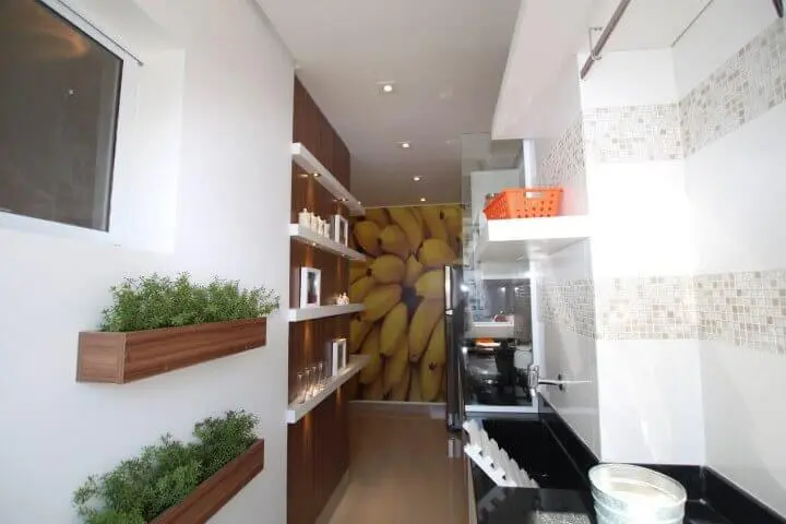 Horta vertical na área de serviço integrada à cozinha Projeto de Pricila Dalzochio