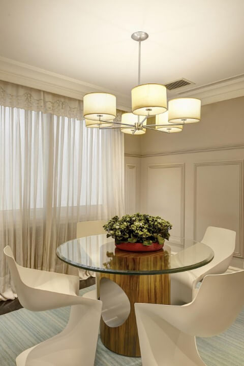 Mesa redonda de vidro com 4 cadeiras Panton Projeto de Oscar Mikail