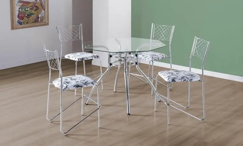 Mesa redonda de vidro com pés cromados e 4 cadeiras estampadas Projeto de LojasKD