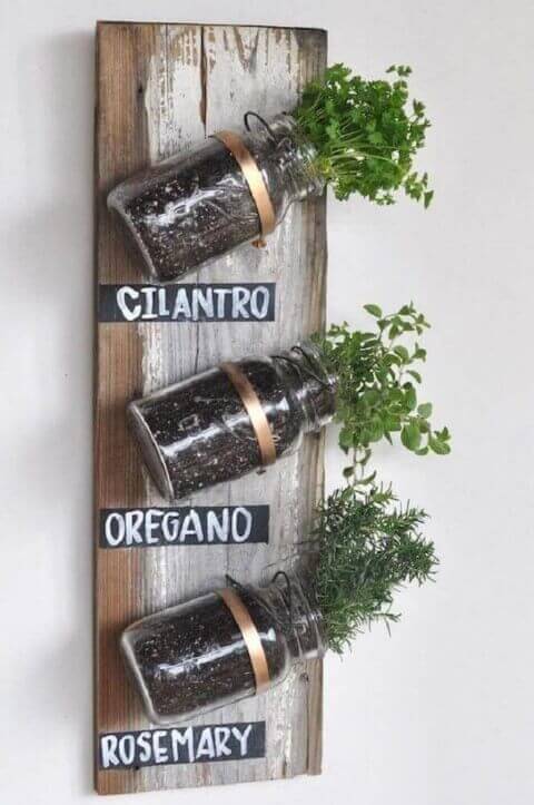 Mini horta vertical com potes de vidro Foto de Pinterest