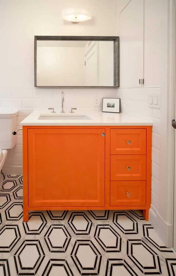 banheiro branco decorado com gabinete laranja  Foto PACS Architecture