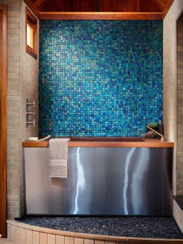 banheiro com pastilha de vidro azul e banheira de inox Foto Oceanside Glasstile