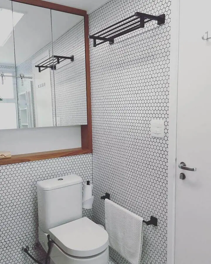 banheiro com pastilha de vidro hexagonal com decoração em preto e branco Foto Estúdio AE Arquitetura