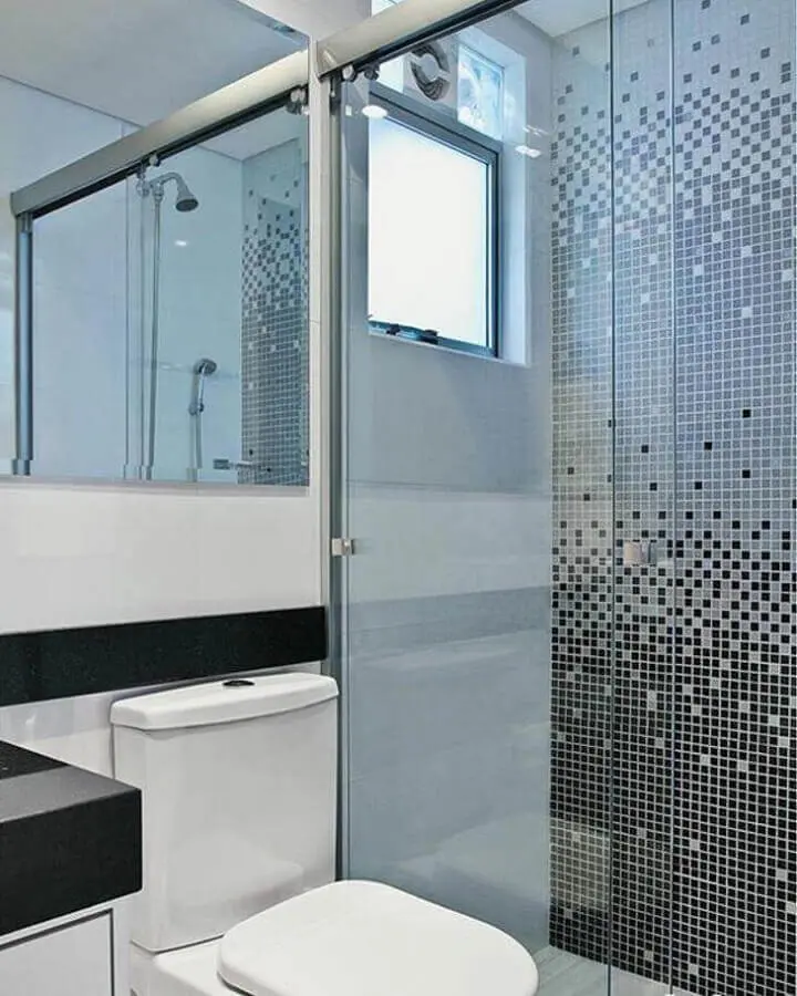 banheiro com pastilha de vidro na área do box Foto MFSanches Interiores