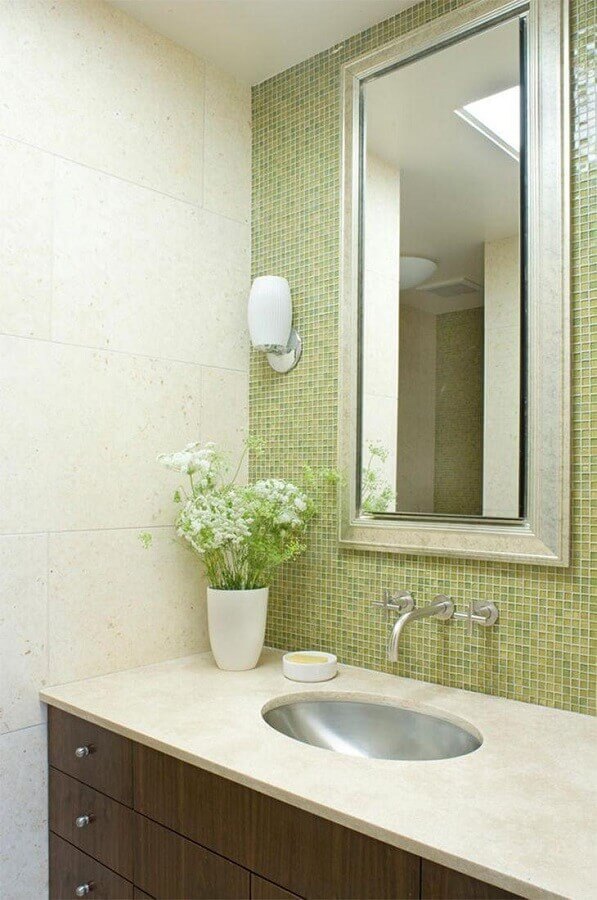 banheiro com pastilha de vidro verde Foto John Lum Architecture
