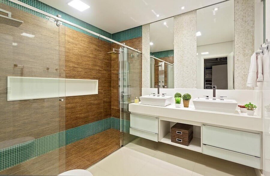 banheiro com pastilha de vidro verde e revestimento que imita madeira Foto Laura Santos