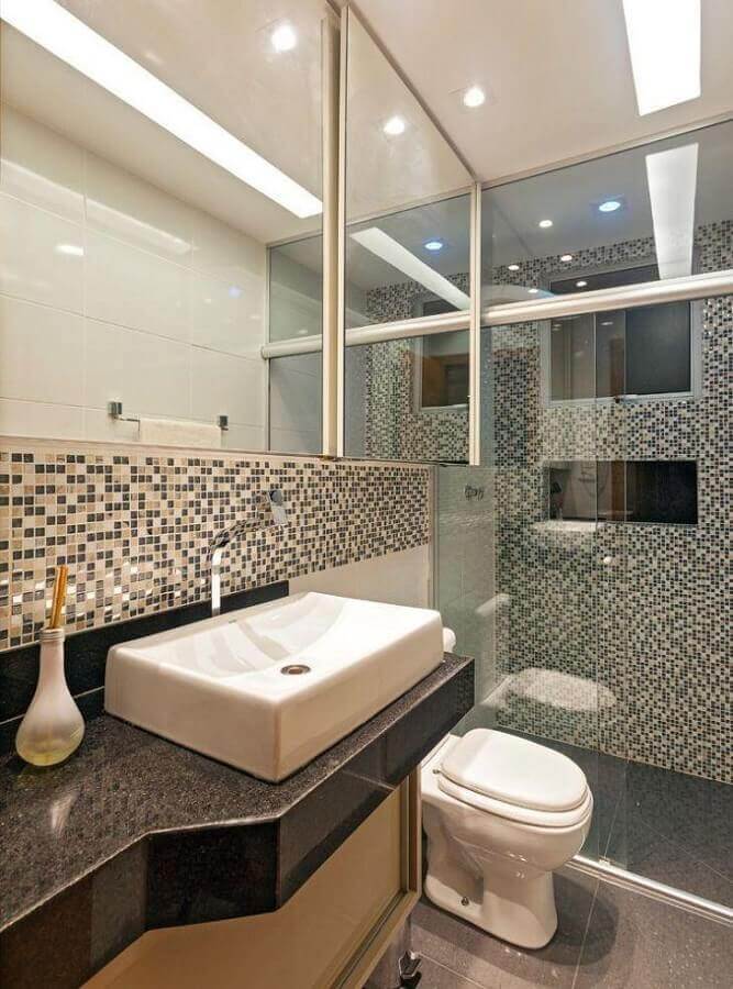 banheiro decorado com pastilhas de vidro e bancada de granito Foto Laura Santos Arquitetura & Inteiores