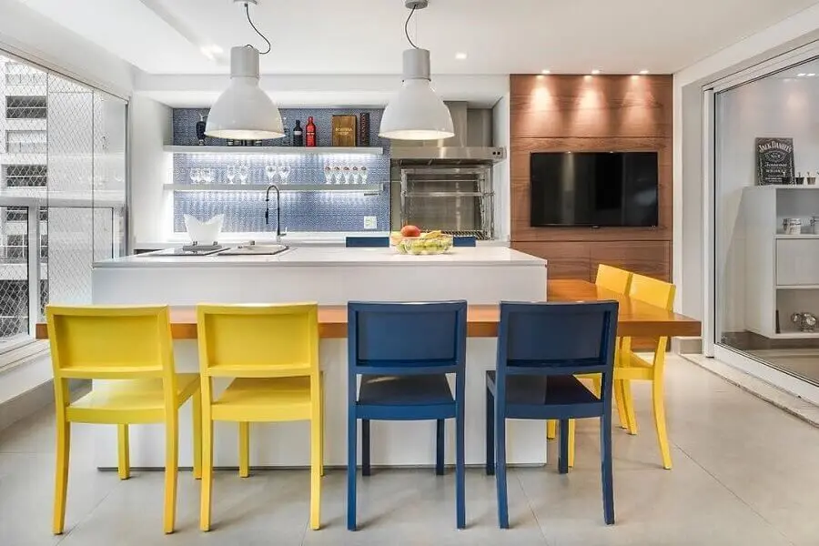 cadeiras amarelas para decoração de varanda gourmet com ilha  Foto Fernanda Dabbur Arquitetura e Interiores