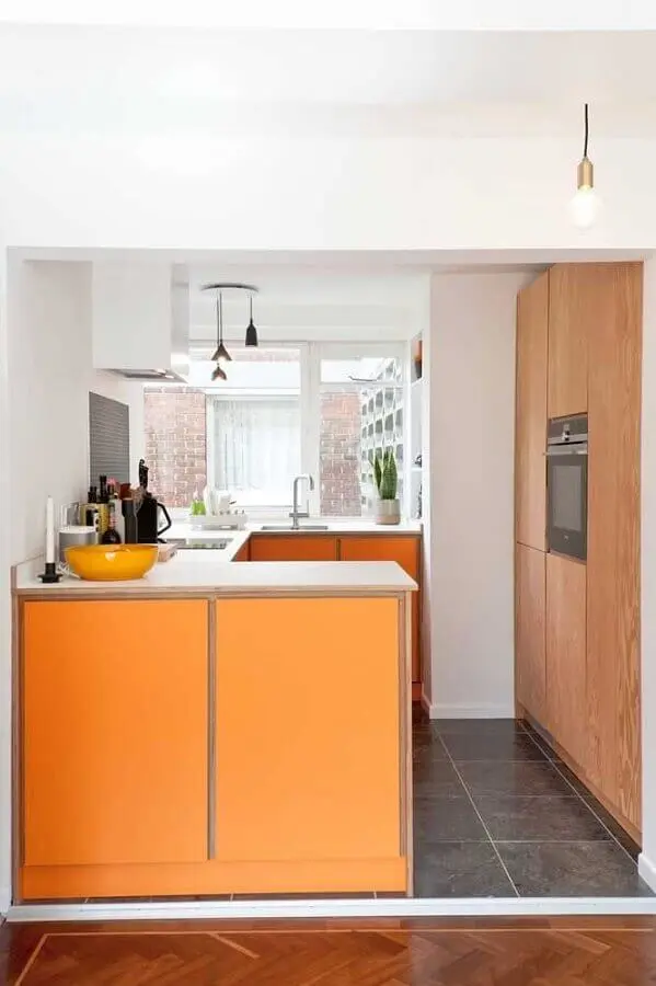 cores quentes laranja para decoração de cozinha pequena planejada  Foto Ideias Decor