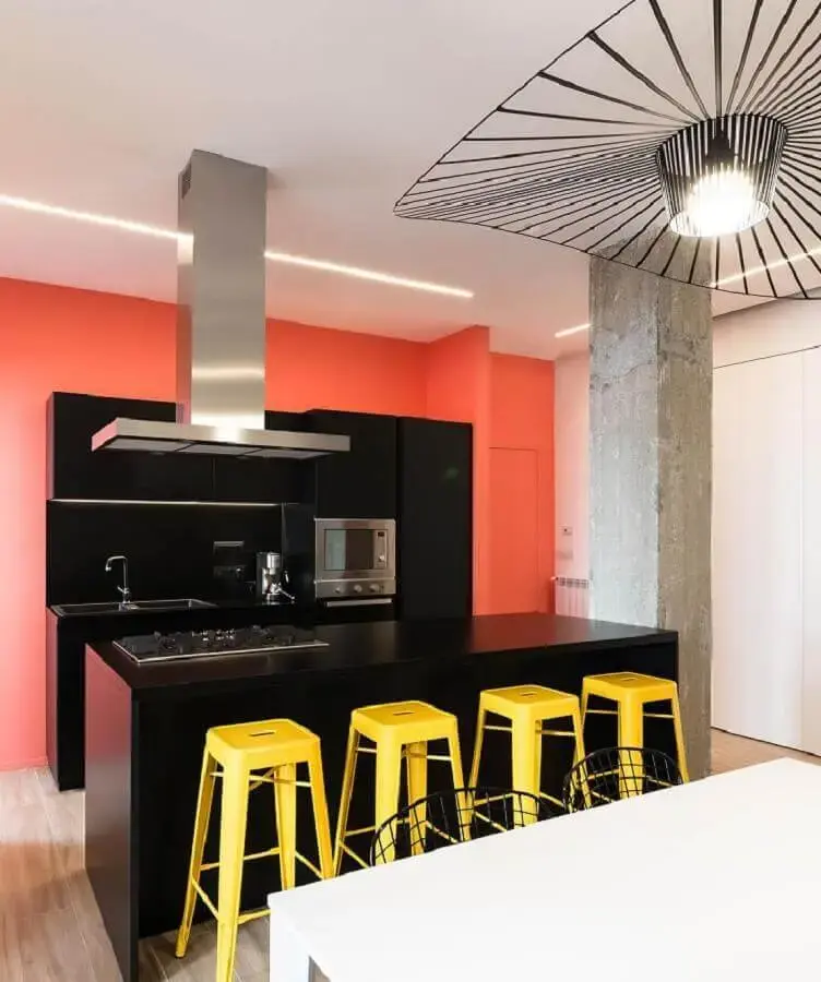 cores quentes para cozinha moderna com armários pretos  Foto Pinterest