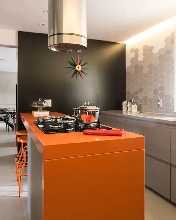 cores quentes para decoração de cozinha cinza moderna com ilha laranja  Foto Arquitetando Ideias