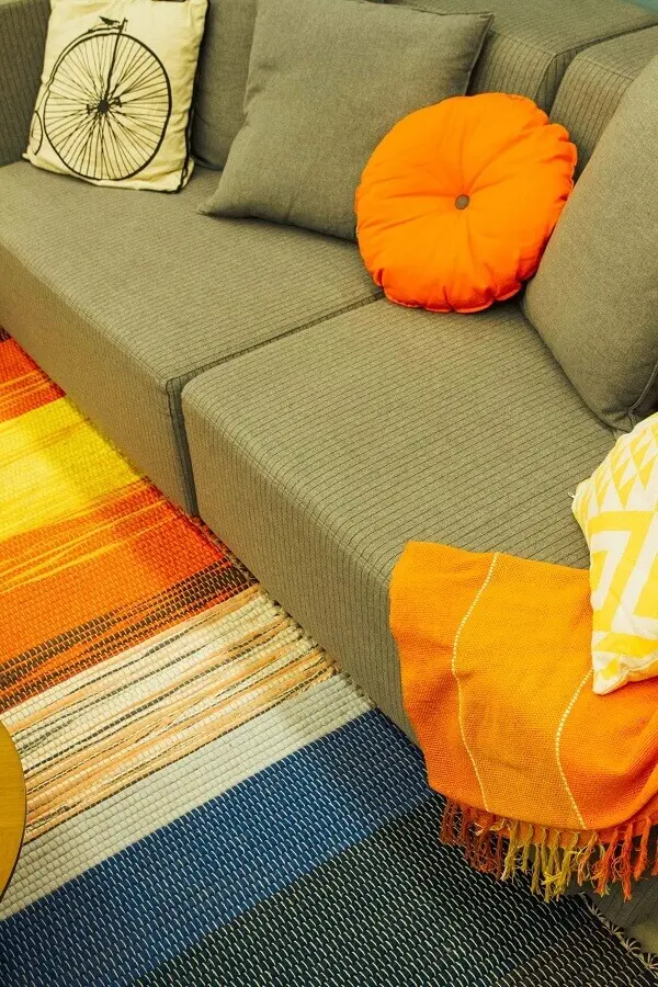 cores quentes para decoração de sala com sofá cinza Foto OPPA