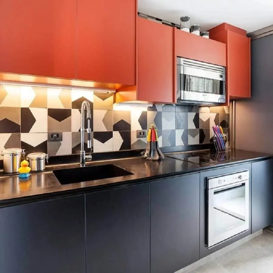 cozinha planejada com armário aéreo em cores quentes Foto Pinterest