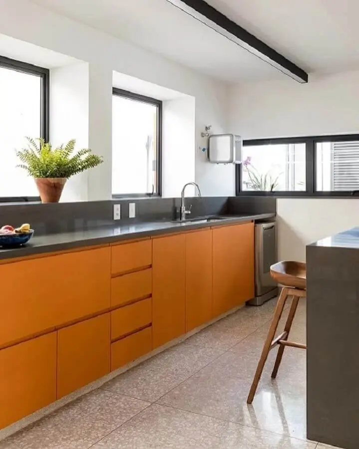 decoração com cores quentes para cozinha planejada amarela e cinza  Foto DT Estúdio Arquitetura