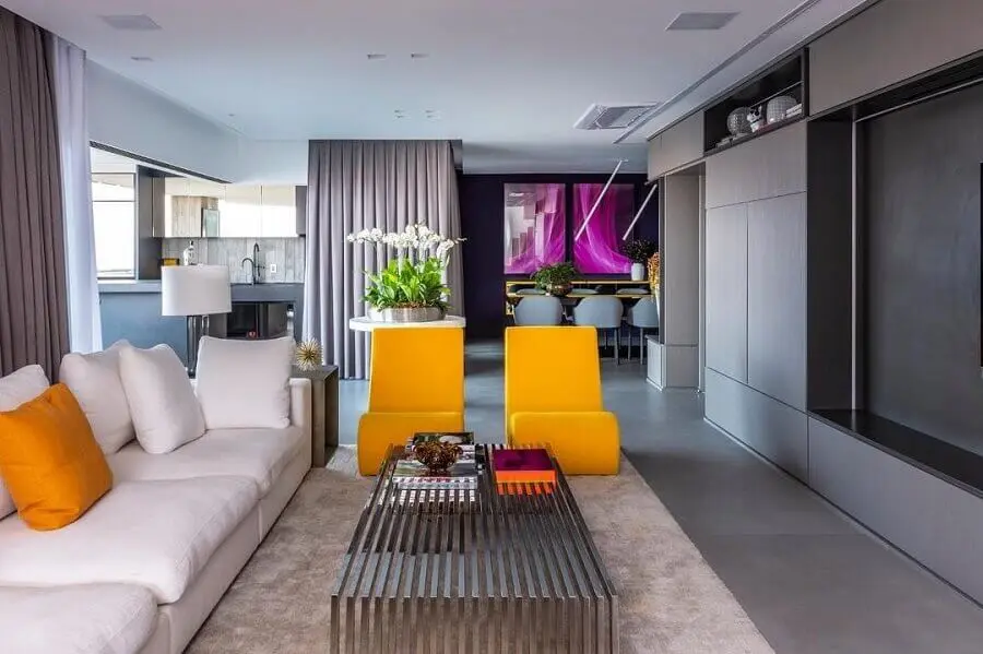 decoração de casa moderna com detalhes em cores quentes  Foto Maurício Karam Arquitetura