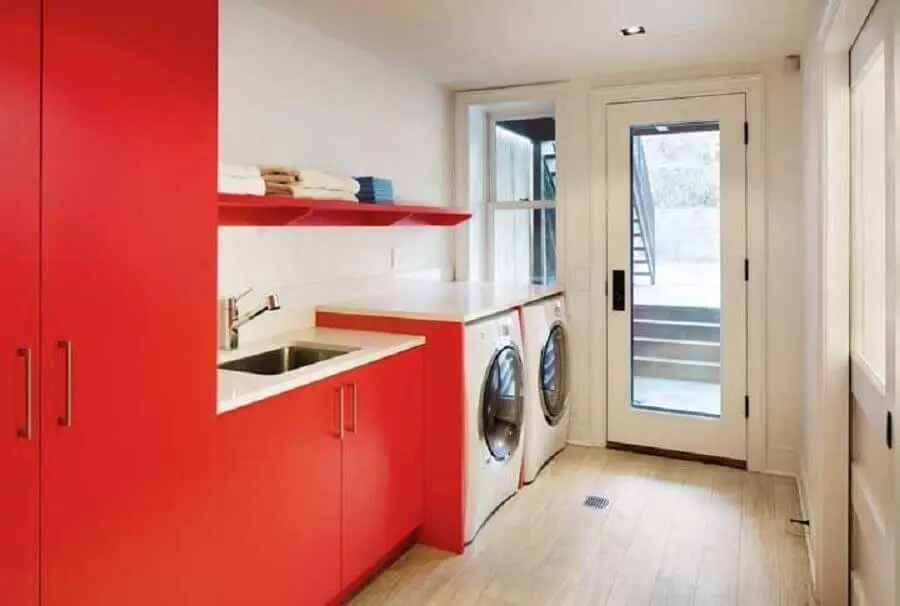 decoração de lavanderia planejada com armários vermelhos Foto Pinterest