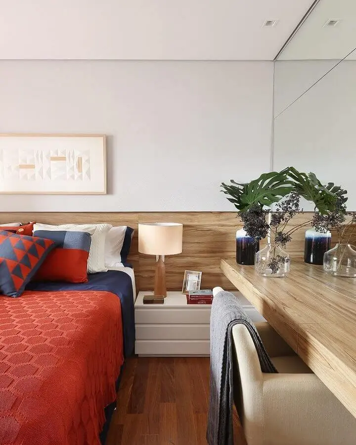 decoração de quarto com jogo de cama azul marinho e vermelho  Foto Mandril Arquitetura e Design