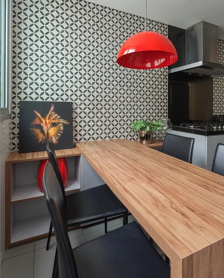 decoração de sala de jantar moderna com mesa de madeira e luminária pendente vermelha  Foto AMIS Arquitetura
