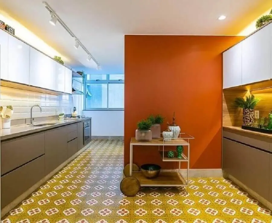 decoração para cozinha planejada em cores quentes  Foto MAVA Arquitetura