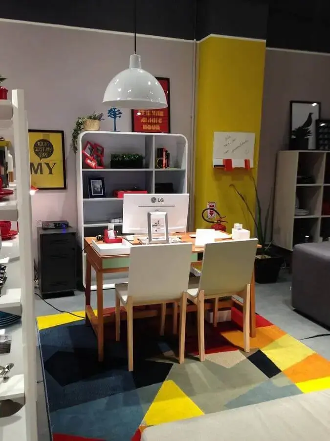 escritório moderno decorado com detalhes em cores quentes  Foto Pinterest