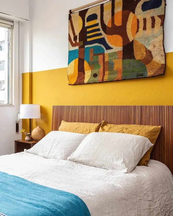 parede amarela para decoração de quarto de casal com cores quentes e cabeceira de madeira Foto Histórias de Casa