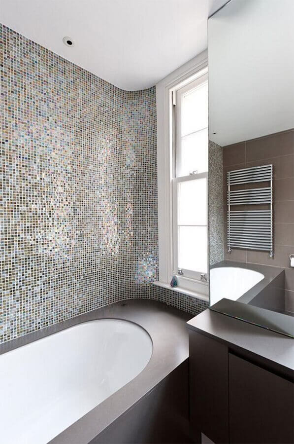 pastilha de vidro para banheiro com banheira Foto Moon Design + Build