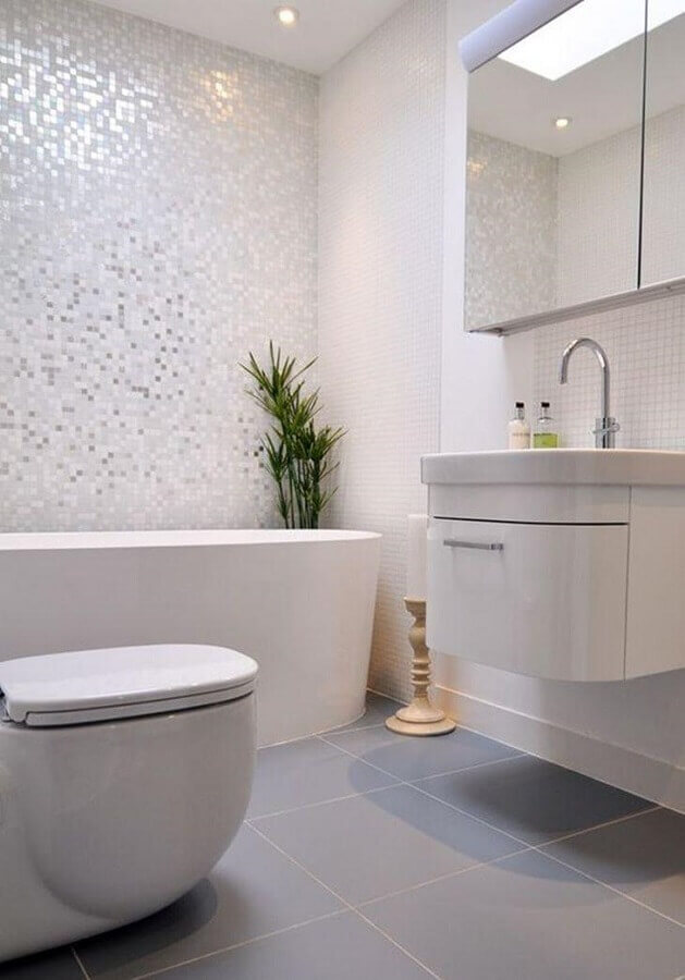 pastilha de vidro para banheiro decorado todo branco Foto Kia Designs