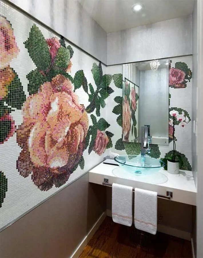 pastilha de vidro para banheiro formando desenho de flores Foto Brandon Barré